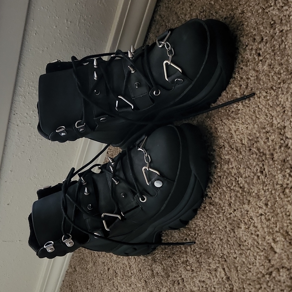 Disturbia Venus Boots US 8